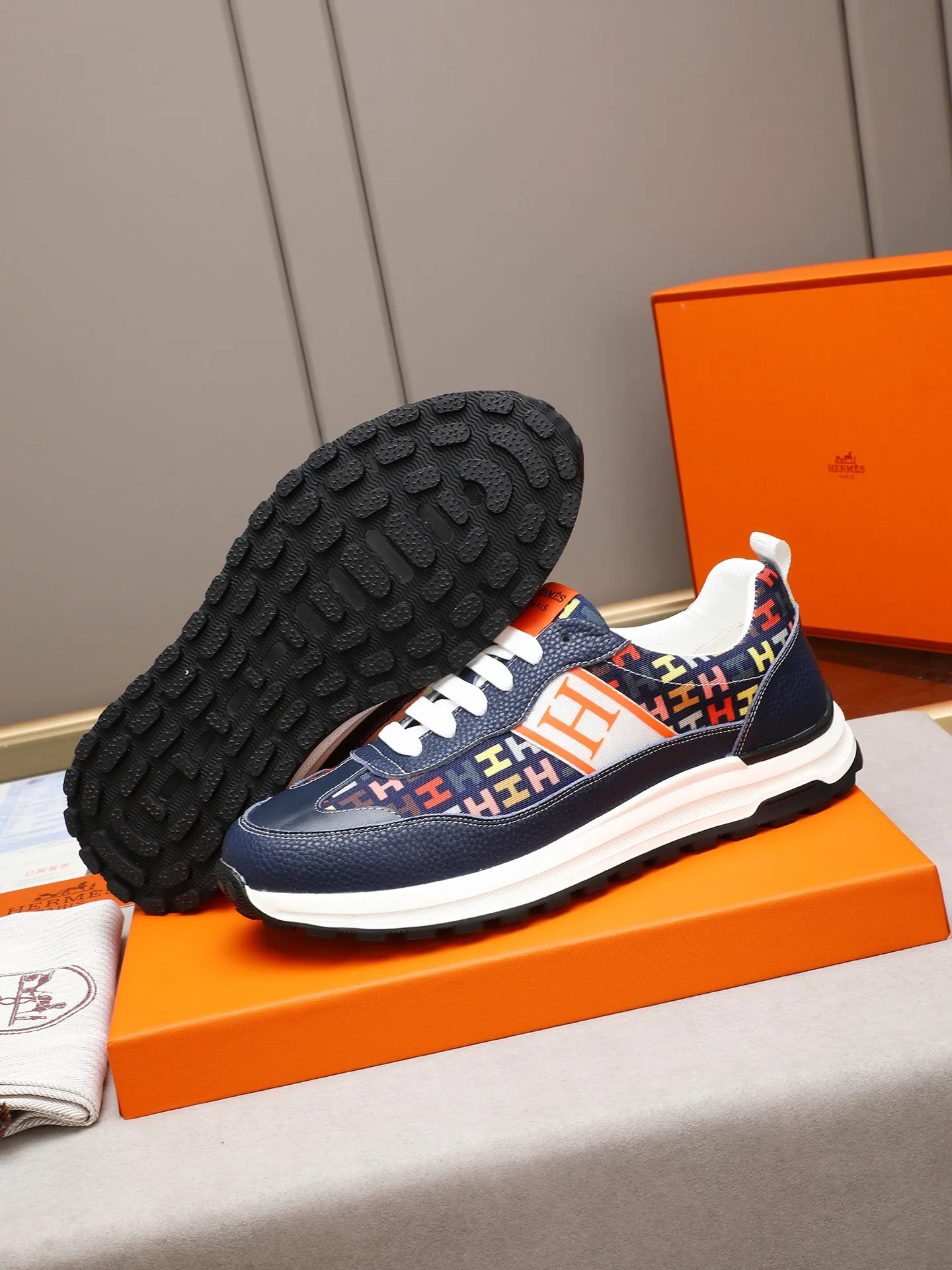 📛📛📛Men's shoes💰P400 (Hermes)🆕Men's color-blocked sneakers, with textured calfskin details. Spliced ​​with original cowhide, this shoe draws inspiration from the equestrian world, integrating technical details and practical functions. Breathable sheep lining, original combination outsole, high-end quality, and every detail is perfectly combined! Size: 38-44 (45 can be customized)